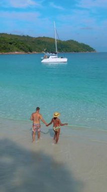 Praslin Adası Seyşeller 'deki Anse Lazio plajında mavi okyanusta bir çift.