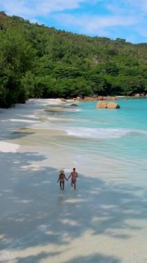 Praslin Adası Seyşeller 'deki Anse Lazio plajında birkaç Asyalı kadın ve beyaz erkek., 
