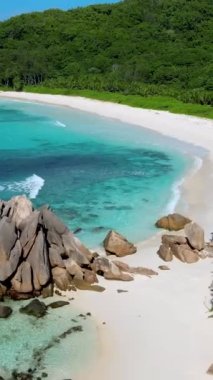 Anse Cocos plajı Seyşeller Adası, Petite Anse beyaz plajı Seyşeller 'de beyaz kum ve turkuaz renkli okyanuslarla dolu güzel bir sahil. La Digue Adası, Seyşeller. 