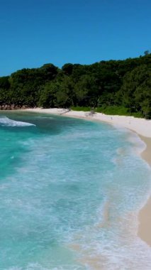 Anse Cocos plajı Seyşeller Adası, Petite Anse beyaz plajı Seyşeller 'de beyaz kum ve turkuaz renkli okyanuslarla dolu güzel bir sahil. La Digue Adası, Seyşeller. 