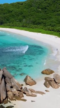 Anse Cocos plajı Seyşeller Adası, Petite Anse beyaz plajı Seyşeller 'de beyaz kum ve turkuaz renkli okyanuslarla dolu güzel bir sahil. La Digue Adası, Seyşeller. 