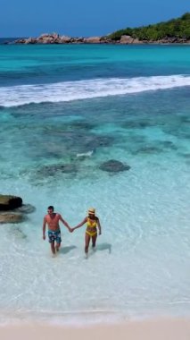 Anse Cocos plajı Seyşeller La Digue Adası, Petite Anse Sahili 'nde beyaz kum ve turkuaz renkli okyanuslarla dolu güzel bir plaj. La Digue Adası, Seyşeller. 