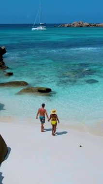 Anse Cocos plajı Seyşeller La Digue Adası, Petite Anse Sahili 'nde beyaz kum ve turkuaz renkli okyanuslarla dolu güzel bir plaj. La Digue Adası, Seyşeller. 