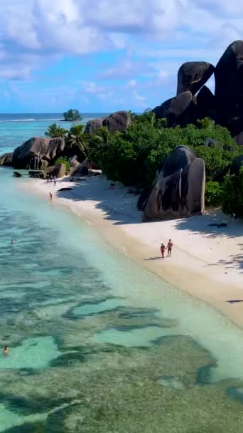 Birkaç Erkek Kadın Anse Source Dargent Digue Adası Seyşeller Sahilinde — Stok video