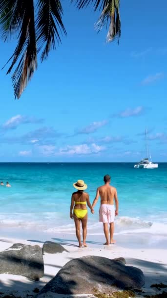 塞舌尔Praslin岛Anse Lazio海滩上的男女情侣 — 图库视频影像