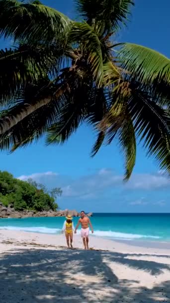Pár Strandon Anse Lazio Strand Praslin Sziget Seychelles Egy Türkiz — Stock videók