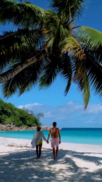 Casal Praia Anse Lazio Praia Praslin Ilha Seychelles Com Turqouse — Vídeo de Stock