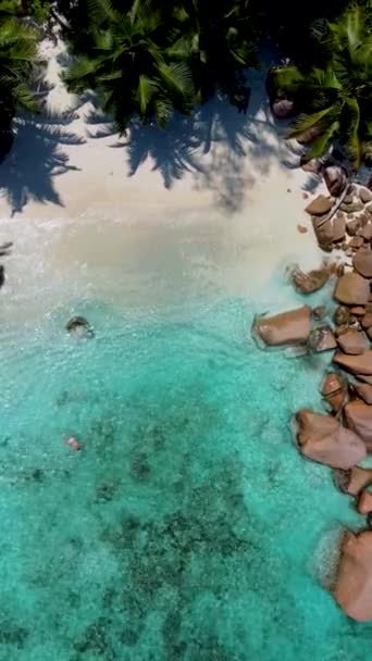 Férfiak Úszás Óceánban Anse Lazio Strand Praslin Sziget Seychelles Titkos — Stock videók