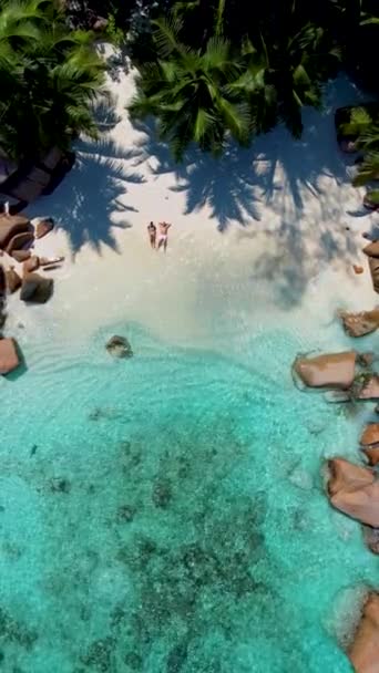 Pareja Playa Anse Lazio Playa Praslin Isla Seychelles Secreto Pequeña — Vídeos de Stock