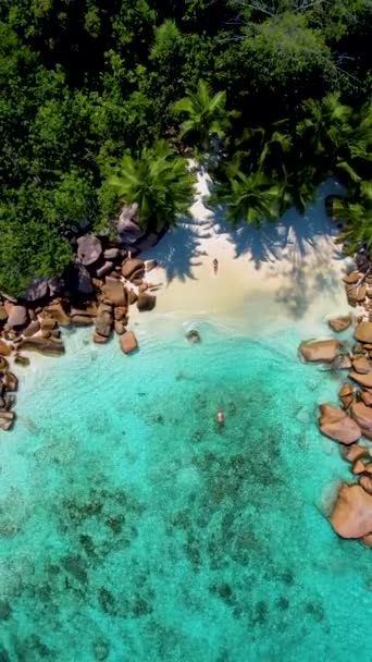 Casal Relaxante Praia Anse Lazio Praia Praslin Ilha Seychelles Segredo — Vídeo de Stock