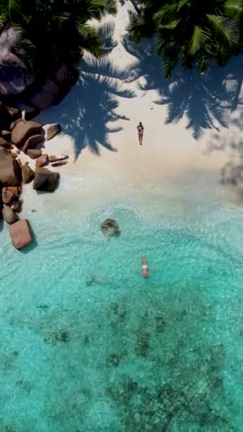 Casal Relaxante Praia Anse Lazio Praia Praslin Ilha Seychelles Segredo — Vídeo de Stock