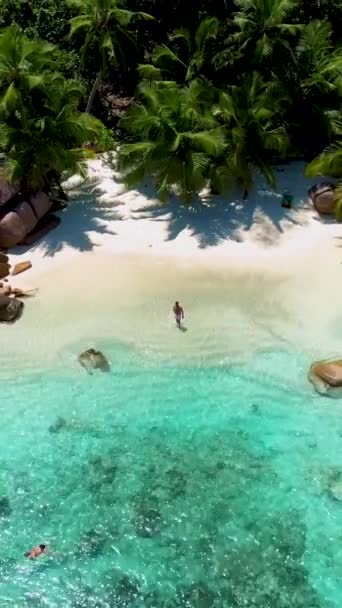 Casal Homens Mulheres Praia Anse Lazio Praia Praslin Ilha Seychelles — Vídeo de Stock