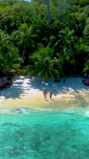 Casal Homens Mulheres Praia Anse Lazio Praia Praslin Ilha Seychelles — Vídeo de Stock