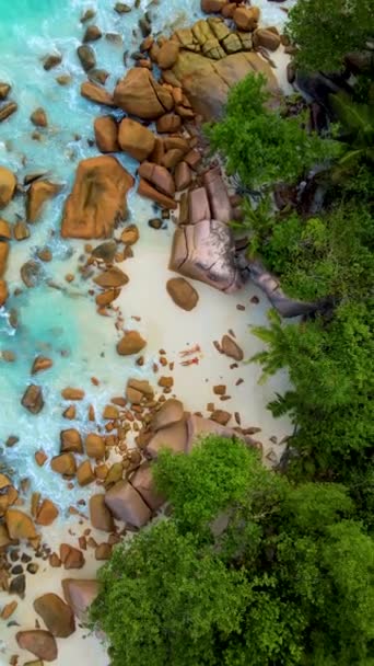 Top View Ζευγάρι Στην Παραλία Τεράστιες Πέτρες Στην Παραλία Anse — Αρχείο Βίντεο