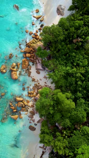 塞舌尔Praslin岛的Anse Lazio海滩 塞舌尔Praslin Anse Petite Lazio海滩湾的小海滩 绿藻色的海洋 — 图库视频影像