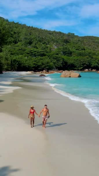 Pareja Mujeres Asiáticas Hombres Caucásicos Playa Anse Lazio Isla Praslin — Vídeo de stock