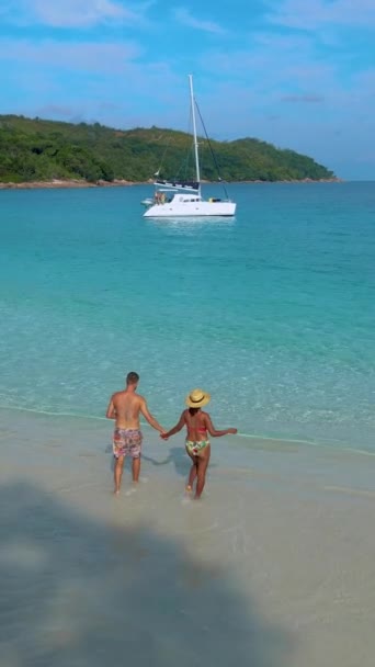 Casal Oceano Azul Praia Anse Lazio Praia Praslin Ilha Seychelles — Vídeo de Stock
