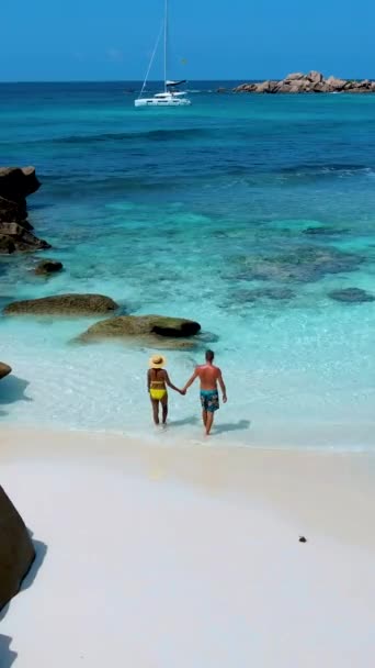 Pareja Hombres Mujeres Playa Anse Cocos Seychelles Digue Island Petite — Vídeos de Stock