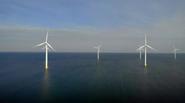 Açık deniz yel değirmeni parkı, bulutlu ve mavi gökyüzü, okyanus havası manzaralı rüzgar türbini Flevoland Hollanda Ijsselmeer. Yeşil enerji. 