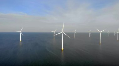 Bulutlu ve mavi gökyüzü olan yel değirmeni parkı, rüzgâr türbini Flevoland Hollanda 'nın deniz manzaralı yel değirmeni parkı. Yeşil enerji. 