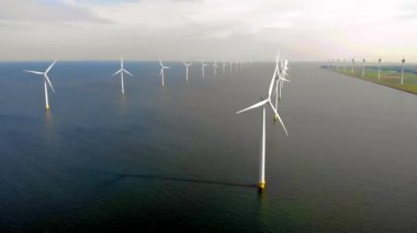 Açık deniz yel değirmeni parkı bulutlu ve mavi gökyüzü, okyanus havası manzaralı rüzgar türbini Flevoland Hollanda Ijsselmeer