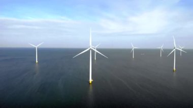 Açık deniz yel değirmeni parkı bulutlu ve mavi gökyüzü, okyanus havası manzaralı yel değirmeni parkı rüzgar türbini Flevoland Hollanda Ijsselmeer ile. Yeşil enerji. 
