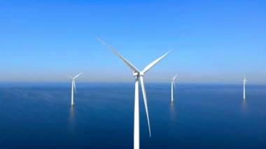Açık deniz yel değirmeni parkı bulutlu ve mavi gökyüzü, okyanus havası manzaralı yel değirmeni parkı rüzgar türbini Flevoland Hollanda Ijsselmeer ile. Yeşil enerji. 