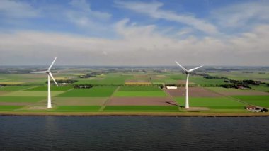 Açık deniz yel değirmeni parkı bulutlu yeşil enerji ve mavi gökyüzü, okyanus havası parkı rüzgar türbini Flevoland Hollanda Ijsselmeer ile birlikte.