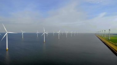 Açık deniz yel değirmeni parkı bulutlu yeşil enerji ve mavi gökyüzü, okyanus havası parkı rüzgar türbini Flevoland Hollanda Ijsselmeer ile birlikte.