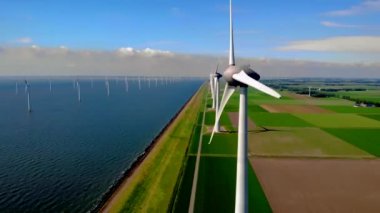 Açık deniz yel değirmeni parkı, bulutlu ve mavi gökyüzü, okyanus havası manzaralı rüzgar türbini Flevoland Hollanda Ijsselmeer. Yeşil enerji. 