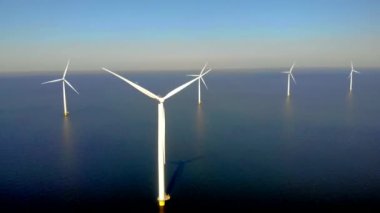 Yeşil enerji Offshore yel değirmeni parkı, bulutlar ve mavi gökyüzü, okyanus havası parkı rüzgar türbini Flevoland Hollanda Ijsselmeer ile birlikte.. 