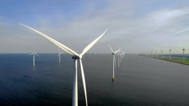Açık deniz yel değirmeni parkı bulutlu ve mavi gökyüzü, okyanus havası manzaralı rüzgar türbini Flevoland Hollanda Ijsselmeer