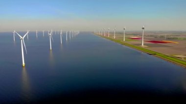 Rüzgâr türbini Flevoland Hollanda ile okyanus manzaralı yel değirmeni parkı Ijsselmeer. Yeşil enerji. 