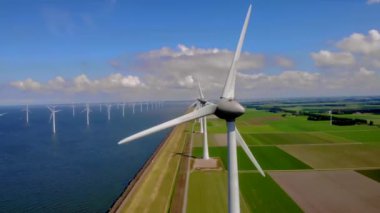 Açık deniz yel değirmeni parkı bulutlu ve mavi gökyüzü, okyanus havası manzaralı rüzgar türbini Flevoland Hollanda Ijsselmeer. Yeşil enerji kavramı