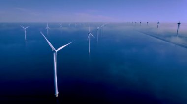 Açık deniz yel değirmeni parkı, bulutlu ve mavi gökyüzü, okyanus havası manzaralı yel değirmeni parkı, Flevoland Hollanda 'da rüzgar türbinleri, Ijsselmeer. Yeşil enerji. 