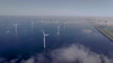 Açık deniz yel değirmeni parkı, bulutlu ve mavi gökyüzü, okyanus havası manzaralı yel değirmeni parkı, Flevoland Hollanda 'da rüzgar türbinleri, Ijsselmeer. Yeşil enerji. 