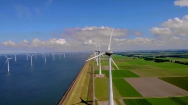Açık deniz yel değirmeni parkı, bulutlu ve mavi gökyüzü, okyanus havası manzaralı yel değirmeni parkı, Flevoland Hollanda 'da rüzgar türbinleri, Ijsselmeer. Yeşil enerji. 