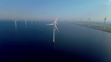 Açık deniz yel değirmeni parkı bulutlu ve mavi gökyüzü, okyanus havası manzaralı rüzgar türbini Flevoland Hollanda Ijsselmeer