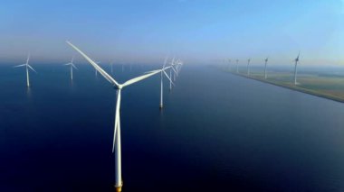 Açık deniz yel değirmeni parkı bulutlu ve mavi gökyüzü, okyanus havası manzaralı rüzgar türbini Flevoland Hollanda Ijsselmeer