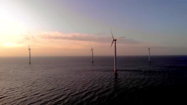 Gün batımında açık deniz yel değirmeni parkı, okyanus manzaralı yel değirmeni parkı rüzgar türbini Flevoland Hollanda Ijsselmeer. Yeşil enerji. 