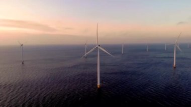 Günbatımında yel değirmeni parkı, okyanus manzaralı rüzgar türbini Flevoland Hollanda Ijsselmeer ile birlikte yel değirmeni parkı. Yeşil enerji. 