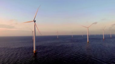 Günbatımında yel değirmeni parkı, okyanus manzaralı rüzgar türbini Flevoland Hollanda Ijsselmeer ile birlikte yel değirmeni parkı. Yeşil enerji. 