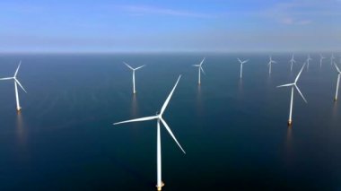 Açık deniz yel değirmeni parkı, bulutlar ve mavi gökyüzü, okyanus havadan rüzgar türbini Flevoland Hollanda 'nın Ijsselmeer' ini gören yel değirmeni türbinleri. Yeşil enerji. 