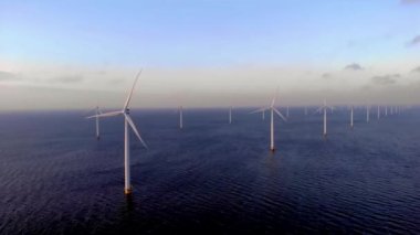 Günbatımında yel değirmeni parkı, okyanus manzaralı rüzgar türbini Flevoland Hollanda Ijsselmeer ile birlikte yel değirmeni parkı. Yeşil enerji. 