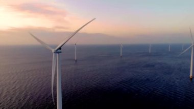 Offshore yel değirmeni parkında gün batımı, okyanus havası manzaralı yel değirmeni parkı rüzgar türbini Flevoland Hollanda Ijsselmeer ile. Yeşil enerji. 