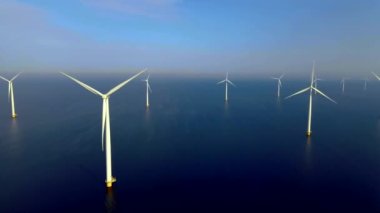 Açık deniz yel değirmeni parkı bulutlu ve mavi gökyüzü, okyanus havası manzaralı rüzgar türbini Flevoland Hollanda Ijsselmeer