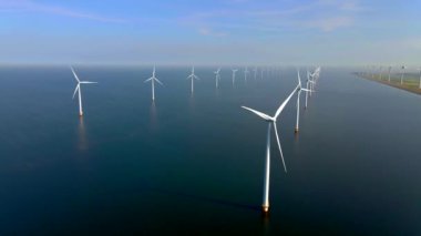 Bulutlu açık deniz yel değirmeni parkı, okyanus manzaralı yel değirmeni parkı rüzgar türbini Flevoland Hollanda Ijsselmeer. Yeşil enerji. 
