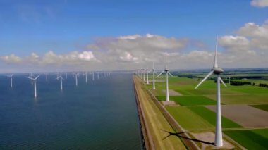 Rüzgâr türbini Flevoland Hollanda ile okyanus manzaralı yel değirmeni parkı Ijsselmeer. Yeşil enerji. 