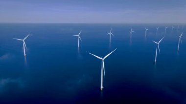 Açık deniz yel değirmeni parkı, bulutlu ve mavi gökyüzü, okyanus havası manzaralı yel değirmeni parkı rüzgar türbini yeşil enerji