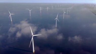 Açık deniz yel değirmeni parkı, bulutlu ve mavi gökyüzü, okyanus havası manzaralı yel değirmeni parkı rüzgar türbini yeşil enerji